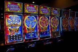 Engaging coin collection and bonus features in Lucky Piggy slot game